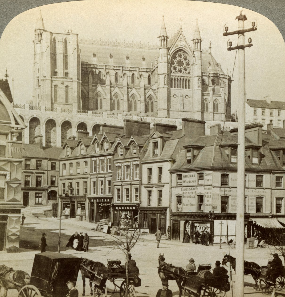 Cathedral and Main Street, Queenstown, Irland, ca. sent på 1800-tallet. av Underwood and Underwood