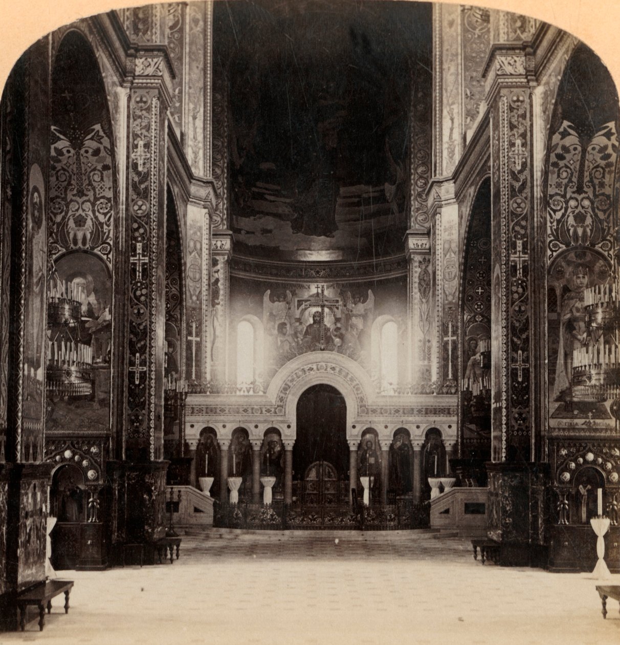 Central Aisle of Vladimir Cathedral, Kief - den vakreste kirken i Russland, 1898. av Underwood and Underwood
