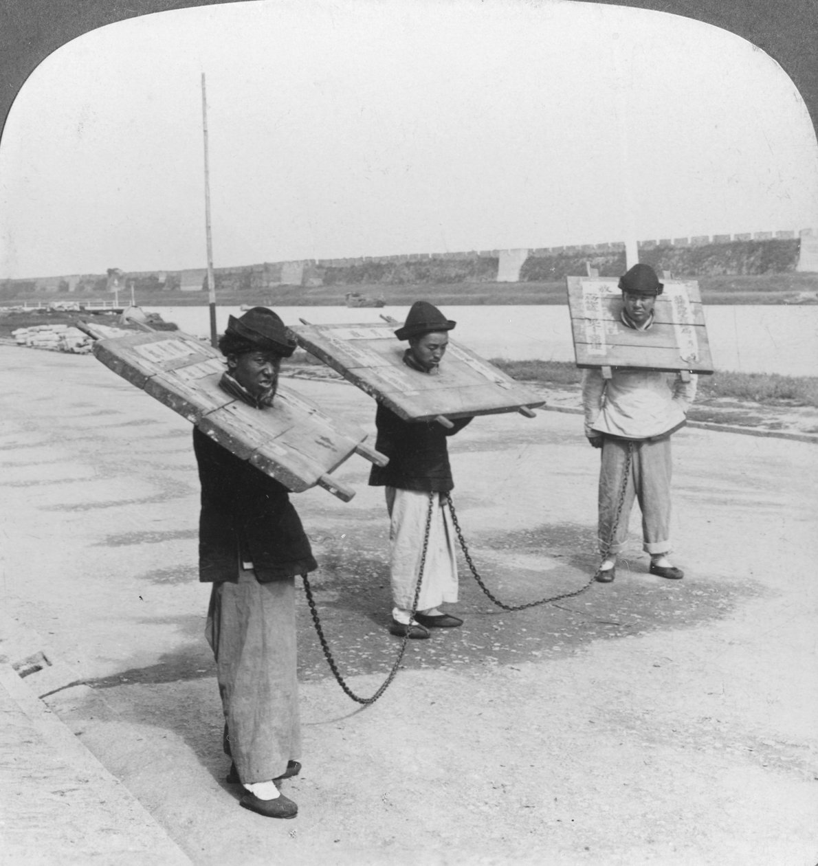 Kjedegjeng, Soo-Chow Suzhou, Kina, slutten av 1800- eller begynnelsen av 1900-tallet av Underwood and Underwood