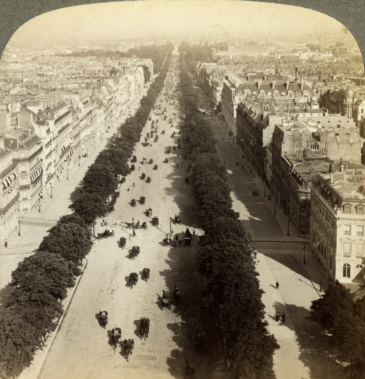Champs Elysees fra Triumfbuen, Paris, Frankrike, 1800-tallet. av Underwood and Underwood