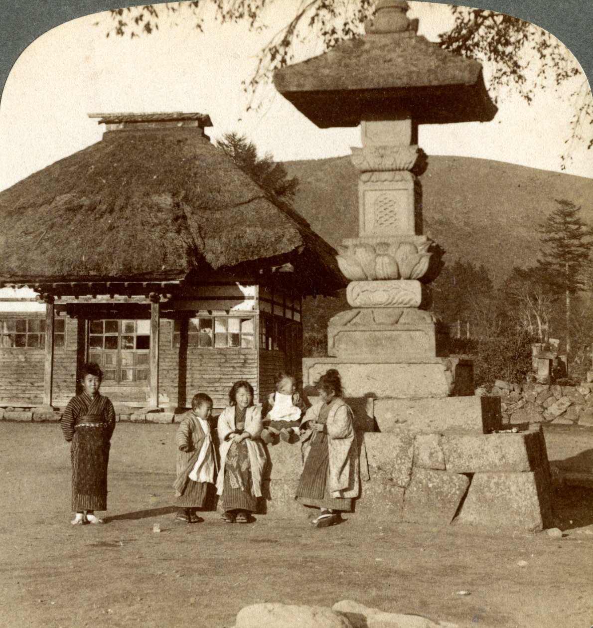 Barn på lekeplassen til en landsbyskole, Japan, 1904 av Underwood and Underwood