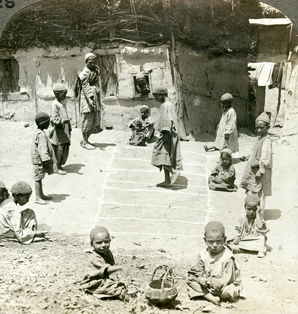 Barn som leker hopscotch, Kashmir, India, ca 1900-tallet. av Underwood and Underwood