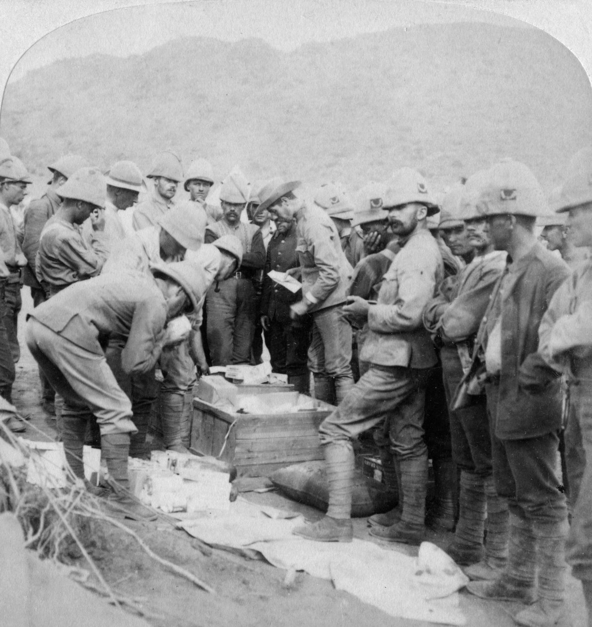 Julegaver hjemmefra, til troppene med Methuen ved Modder River, Sør-Afrika, 1900. av Underwood and Underwood
