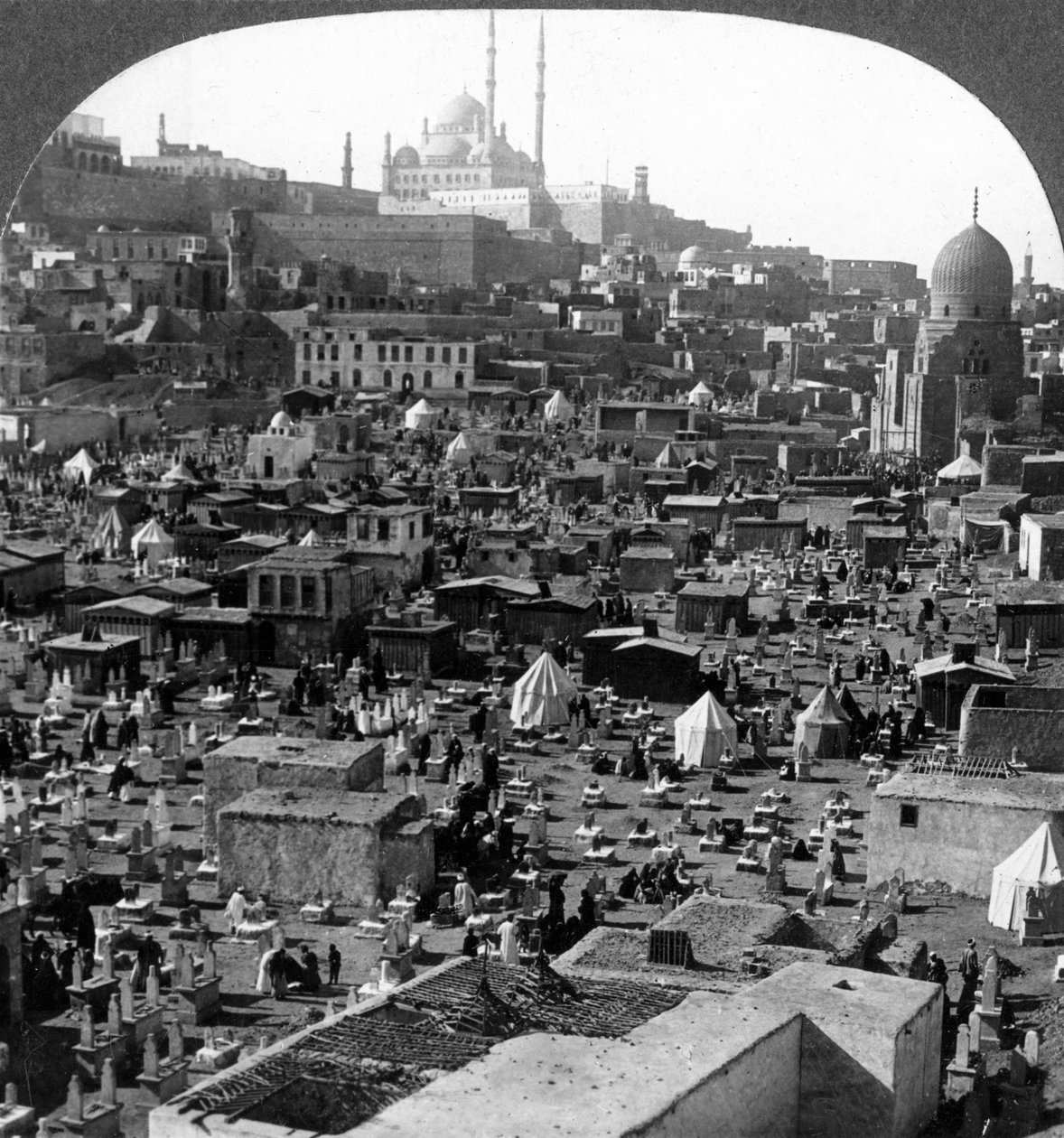 Citadel og Mohammed Ali-moskeen utenfor Bab-el-Wezir kirkegård, Kairo, Egypt, 1905. av Underwood and Underwood