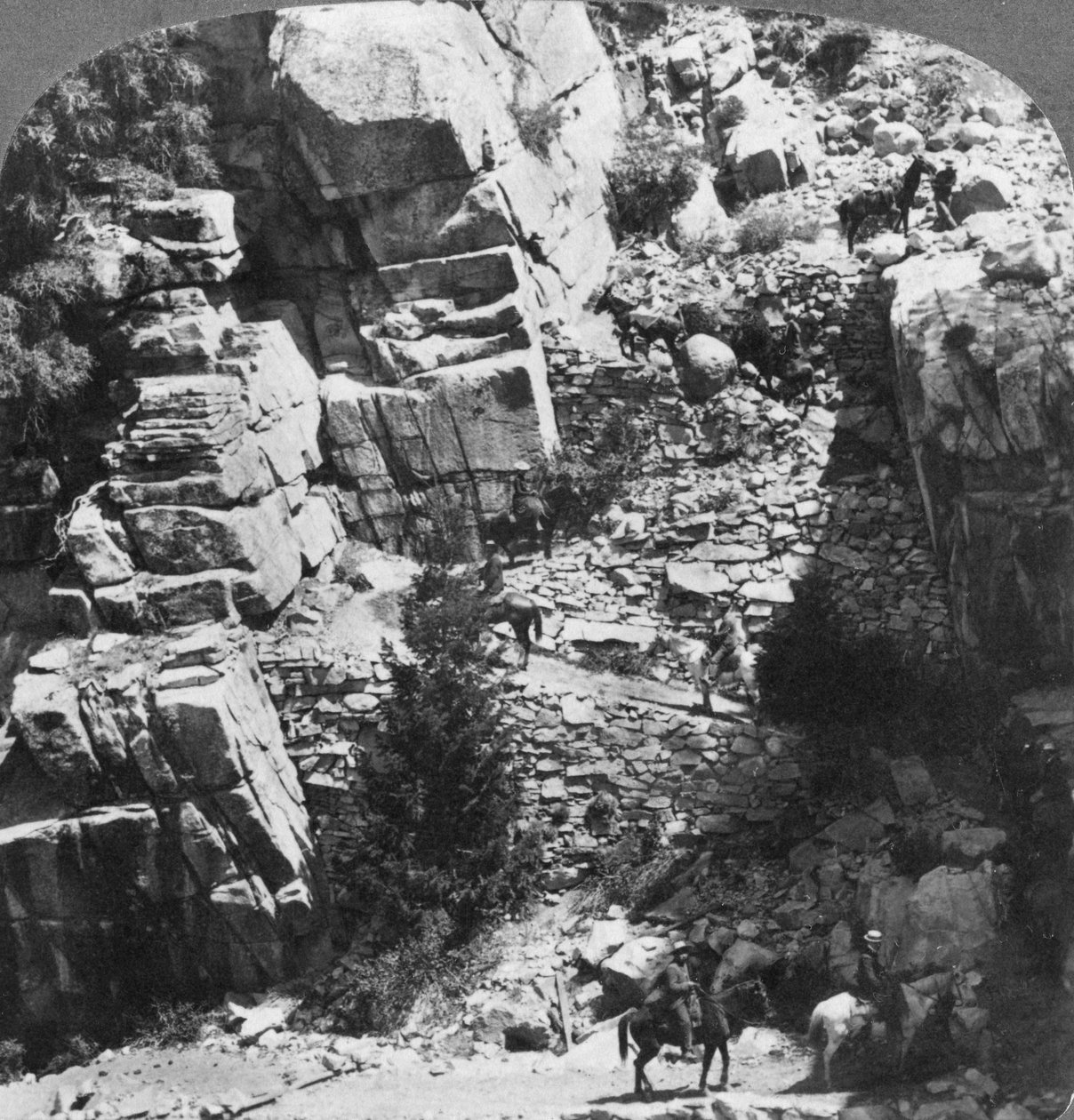 Klatring av den bratte sikk-sakk-stien i den østlige enden av Yosemite Valley, California, USA, 1902 av Underwood and Underwood