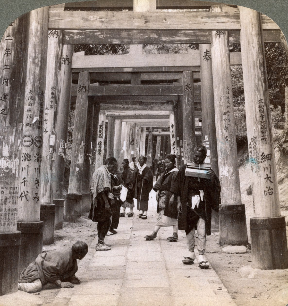 Kommer og går under lange rader av hellige torii, Shinto-tempelet til Inari, Kyoto, Japan, 1904 av Underwood and Underwood