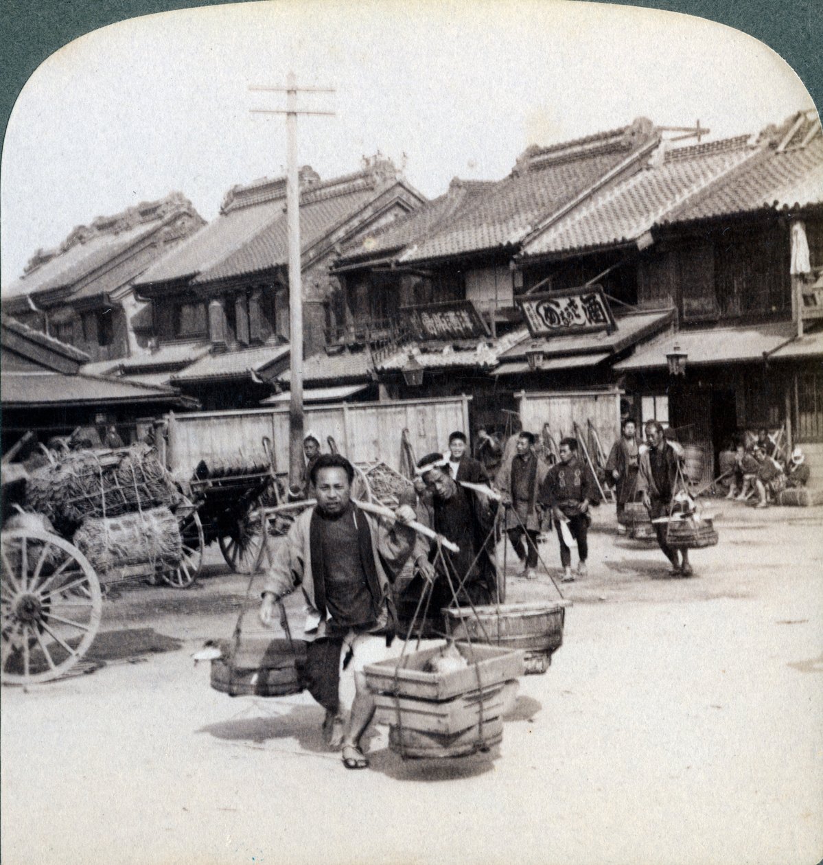 Coolies, gatebilde i Tokyo, 1896 av Underwood and Underwood