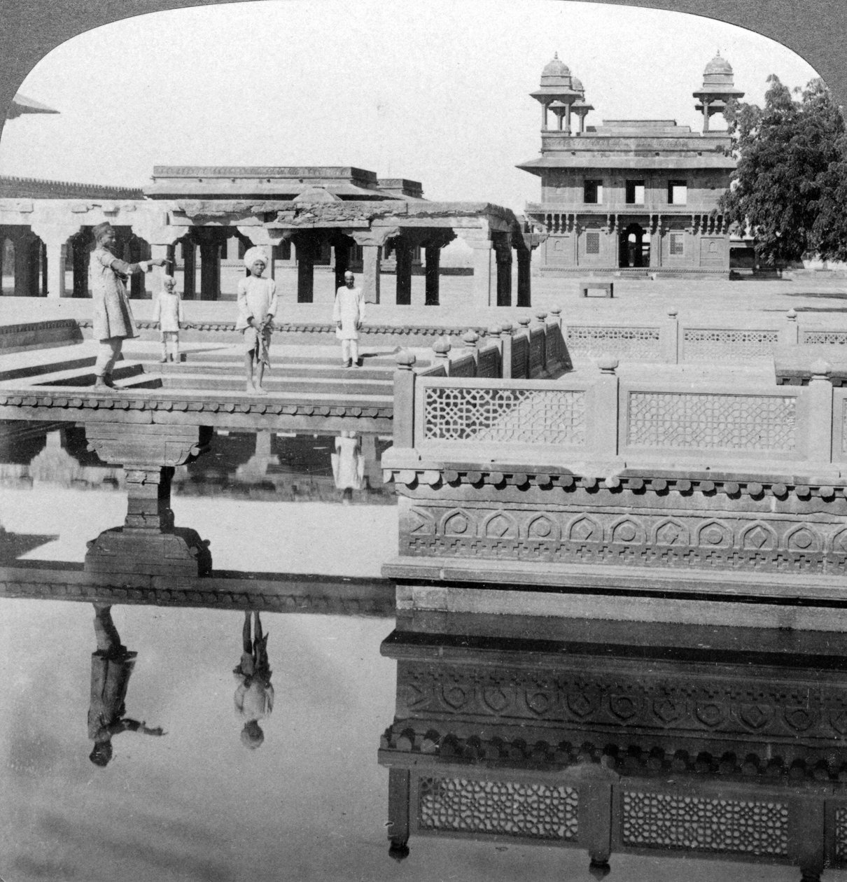 Court of the Mogul Emperors palace, Fatehpur Sikri, India, 1904. av Underwood and Underwood