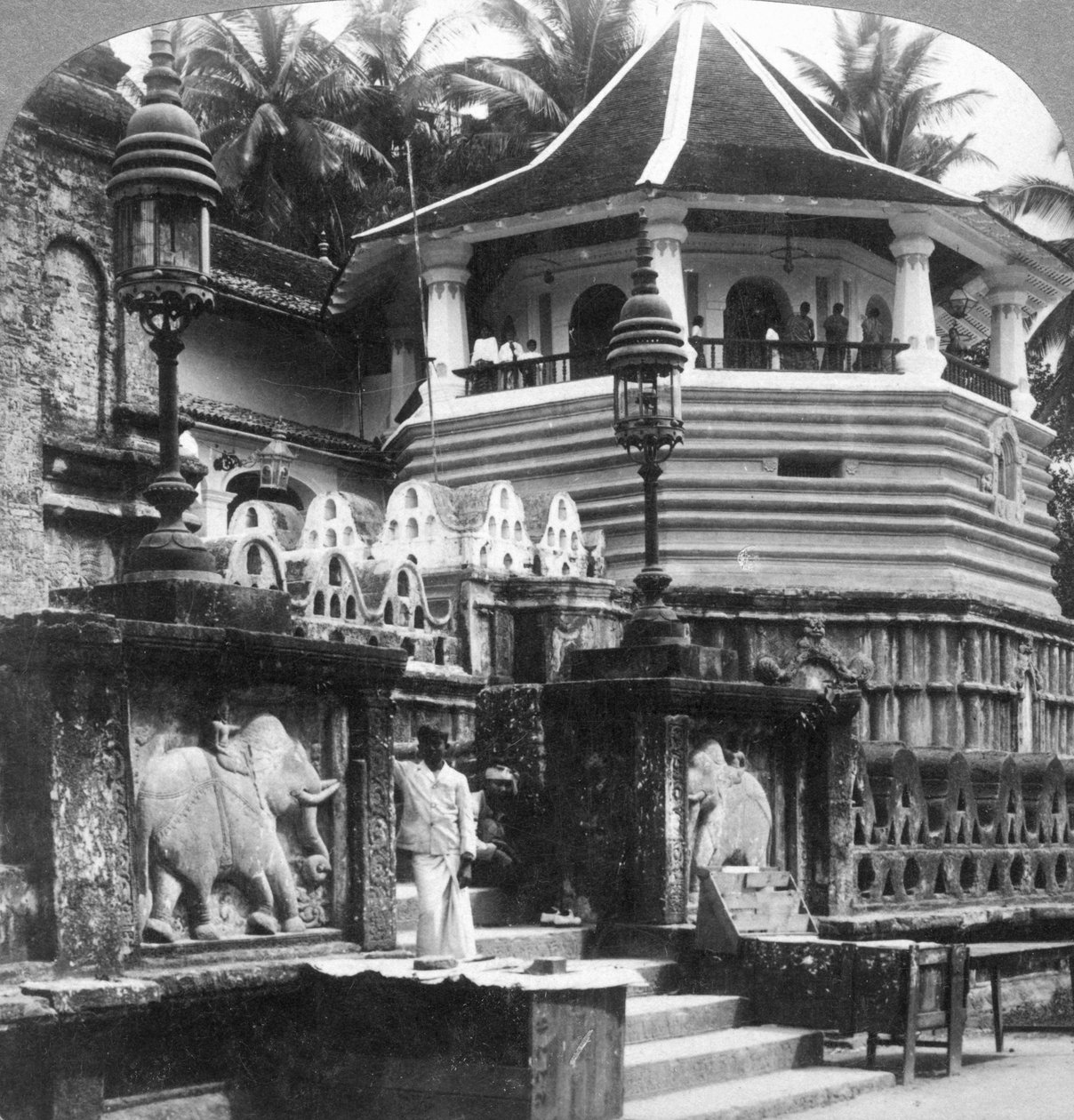 Dalada Maligawa, Palace of Buddhas Tooth, Kandy, Sri Lanka, 1902. av Underwood and Underwood