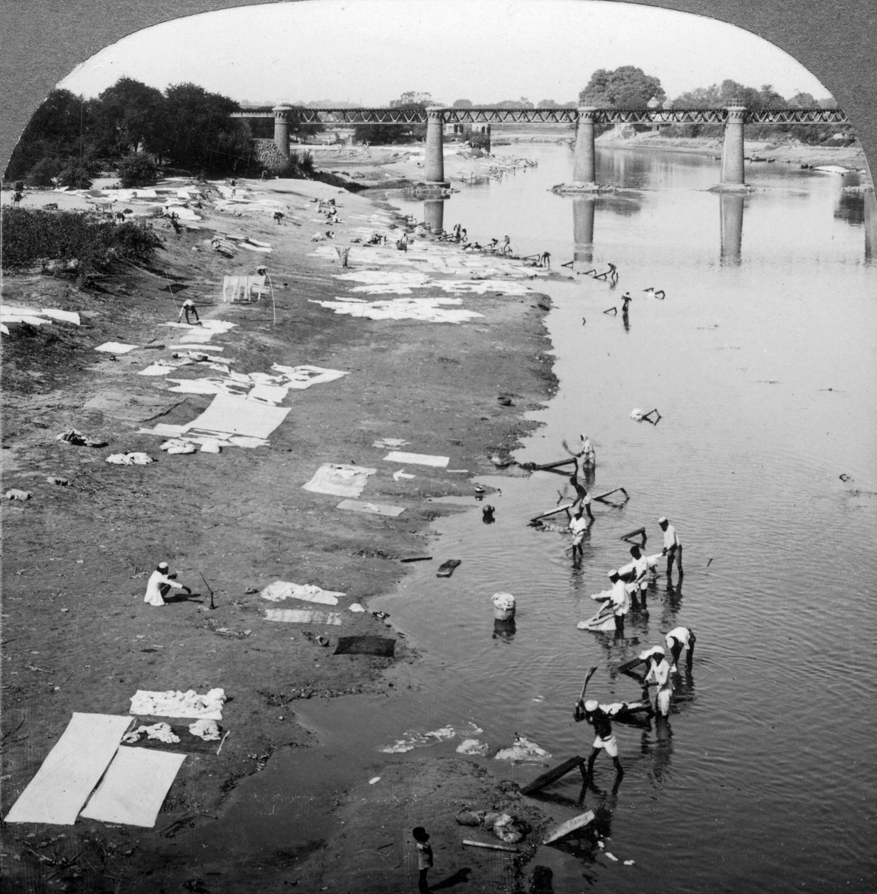 Dobbies vasker klær i Gomti-elven, nær Lucknow, India, 1900-tallet. av Underwood and Underwood