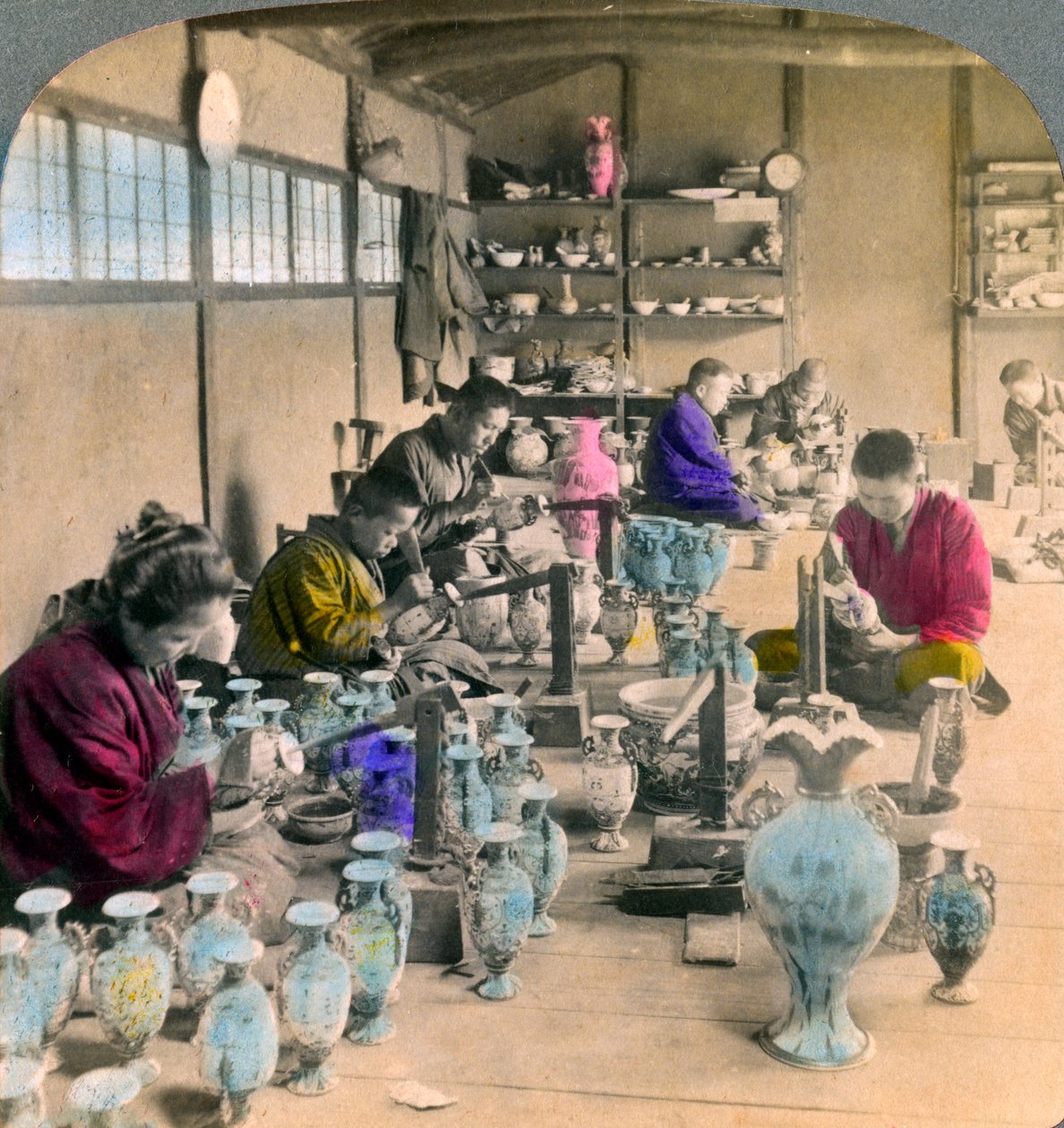 Utsmykning av Awata porselensvarer i de berømte Kinkosan-verkene, Kyoto, Japan, 1904 av Underwood and Underwood