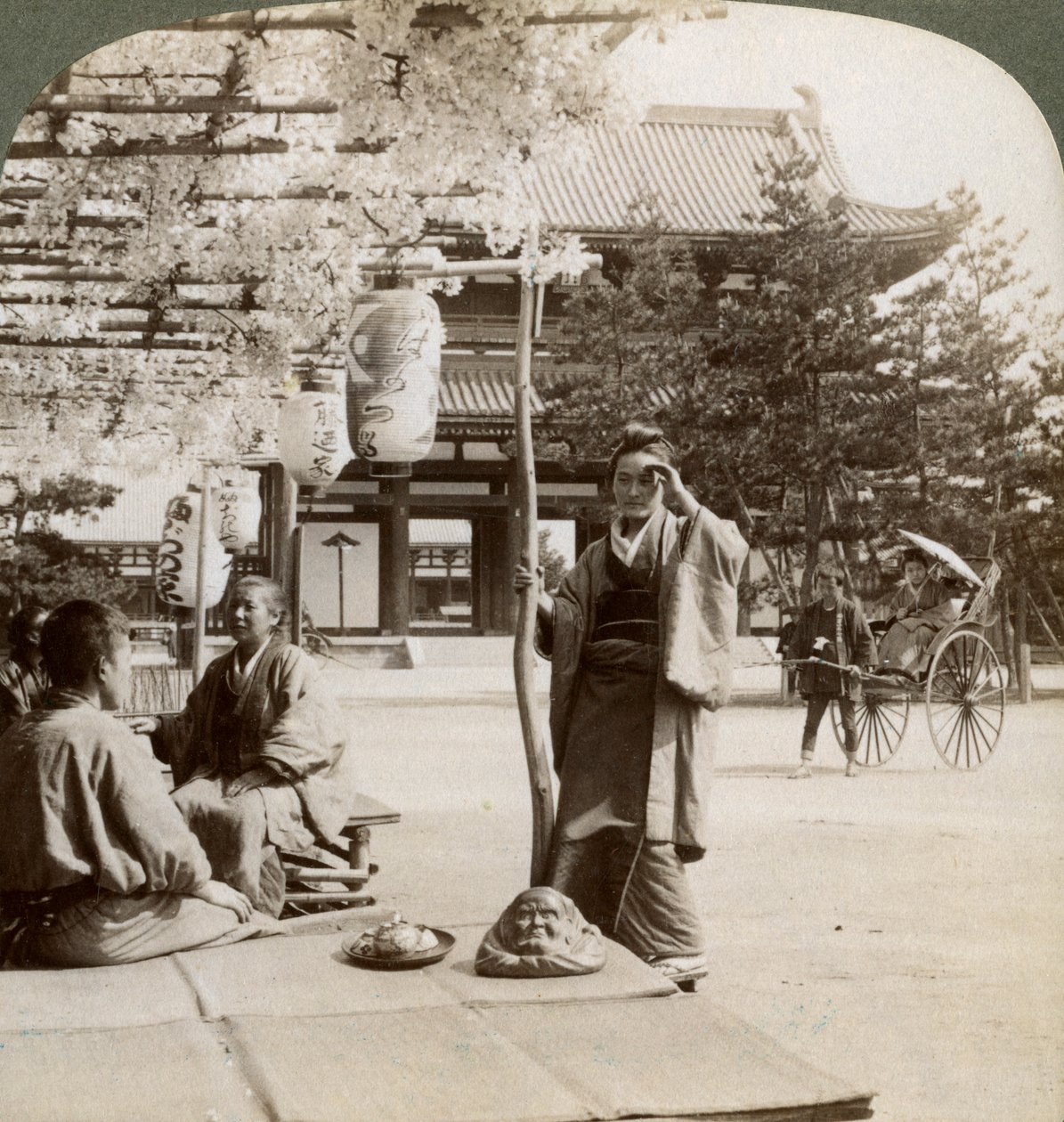 Hengende klynger av blåregn over en tehusveranda, Kyoto, Japan, 1904 av Underwood and Underwood