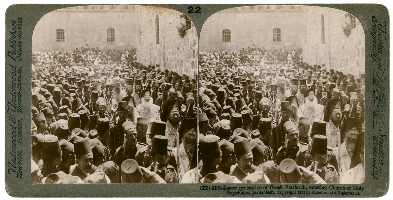 Påskeprosesjon av den greske patriarken, inn i Den hellige gravs kirke, Jerusalem, 1903. av Underwood and Underwood