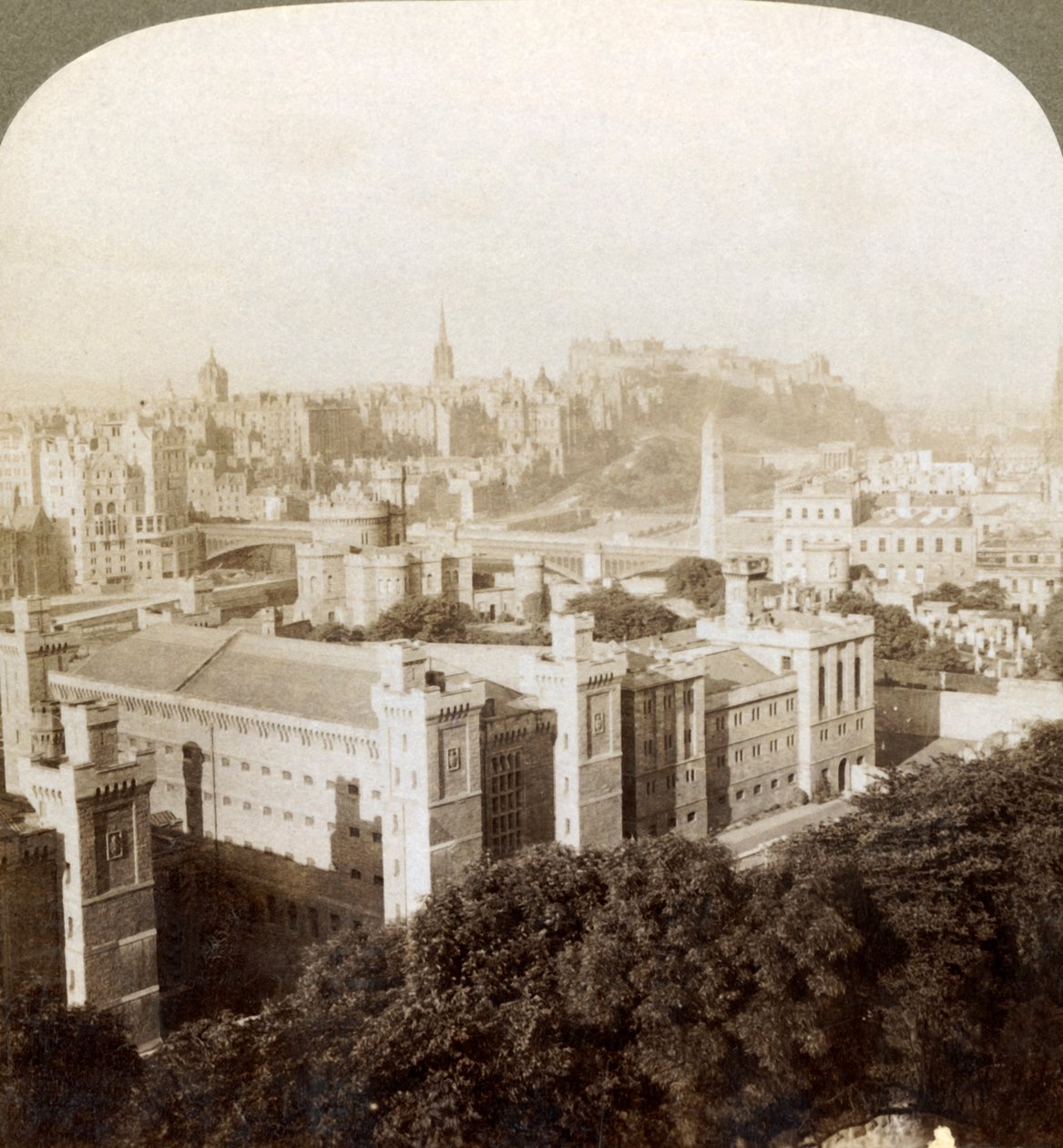 Edinburgh, fra Calton Hill, S.W. til slottet, over gammel gravplass, Skottland, 1902. av Underwood and Underwood