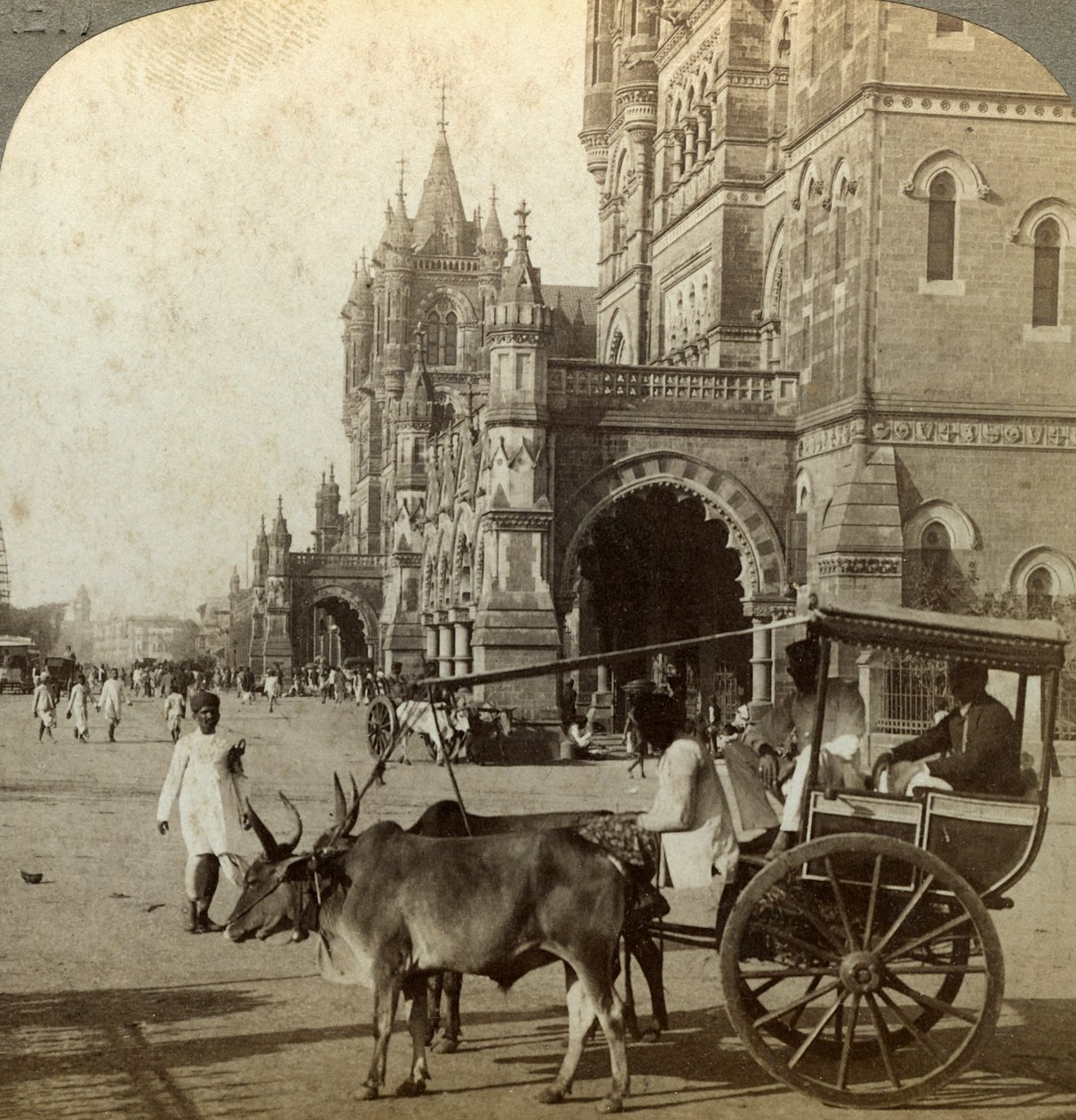 Ekka, utenfor Victoria Station, Bombay, India, ca 1900-tallet. av Underwood and Underwood