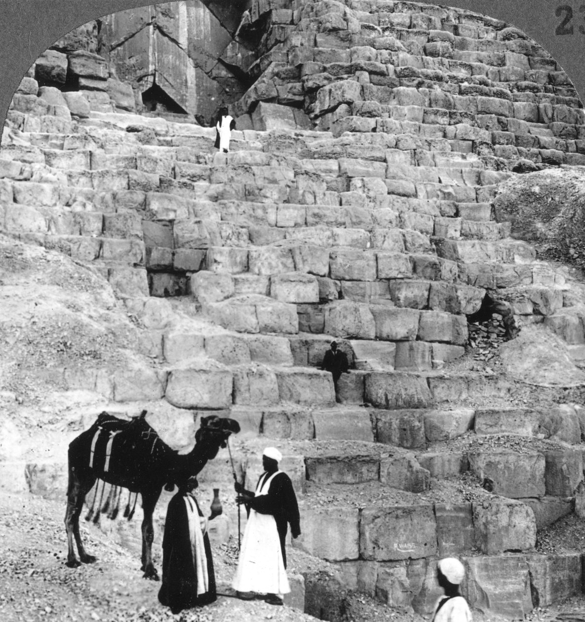 Inngang til den store pyramiden i Giza, Egypt, 1905. av Underwood and Underwood