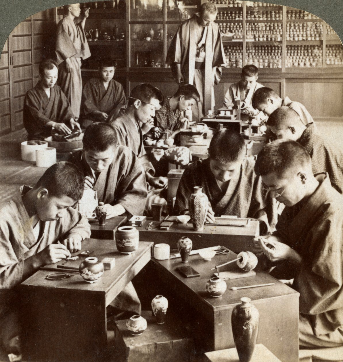 Ekspertarbeidere som lager design i Cloisonne, Kyoto, Japan, 1904 av Underwood and Underwood
