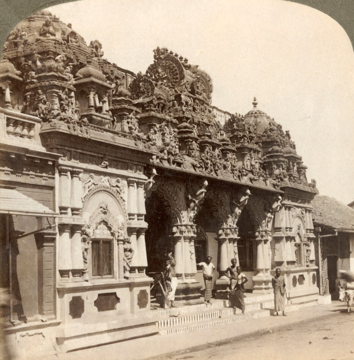 Utsøkt utskåret ornamentikk av et hinduistisk buddhisttempel, Colombo, Ceylon, 1902. av Underwood and Underwood