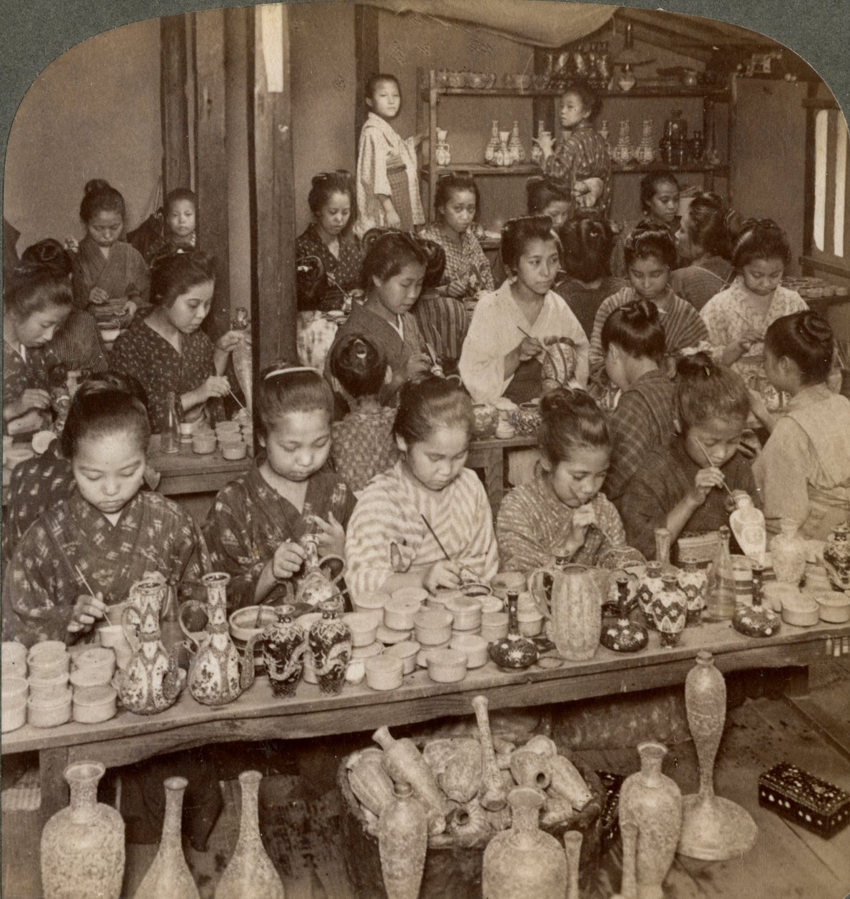 Fabrikkjenter som dekorerer billig keramikk for utenlandske markeder, Kyoto, Japan, 1904 av Underwood and Underwood