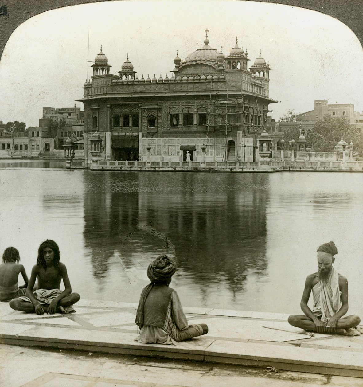 Fakirer ved Amritsar, ser sørover over den hellige tanken til Golden Temple, India, ca 1900-tallet av Underwood and Underwood