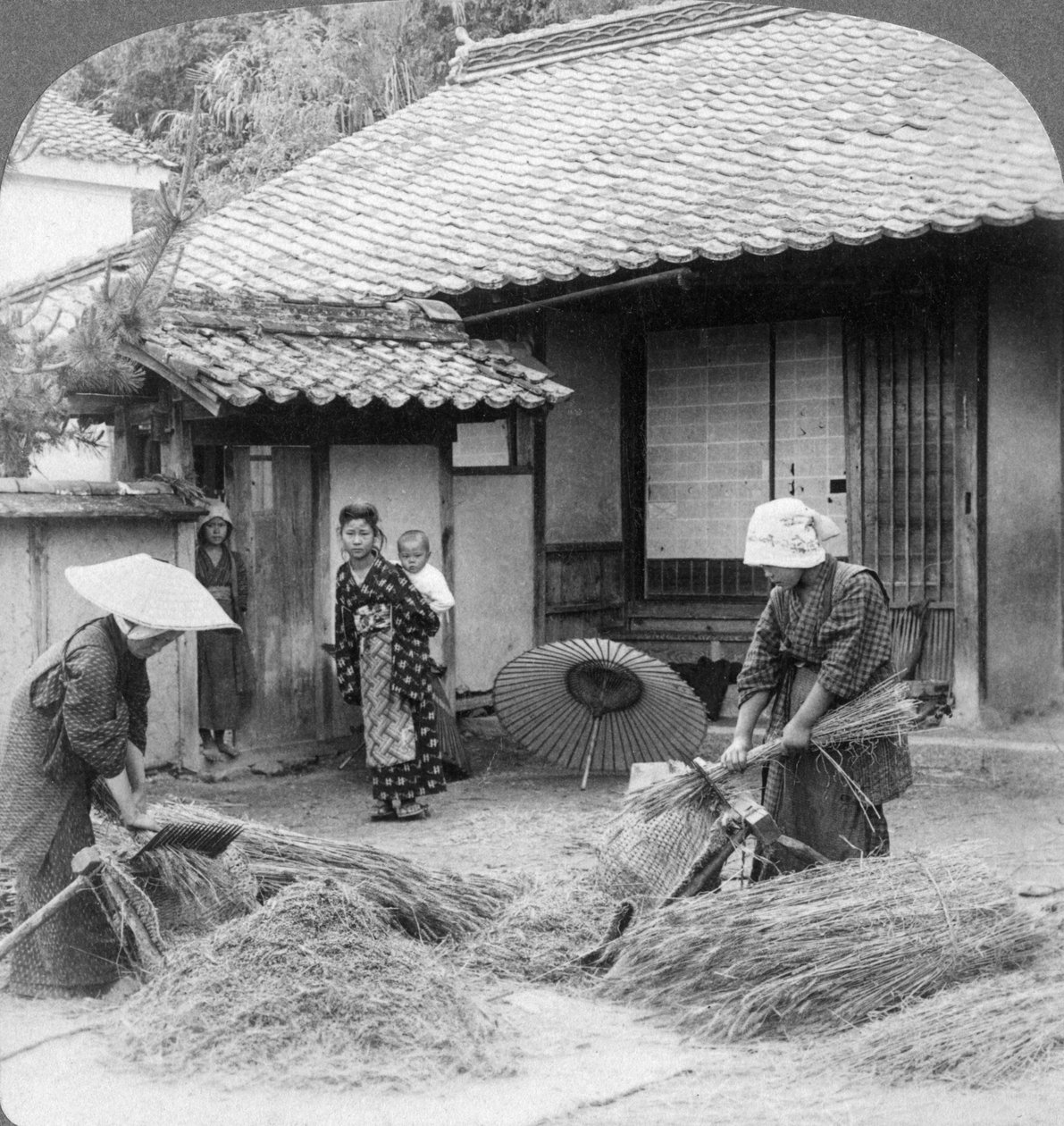 Bondekoner på jobb, Iwakuni, Japan, 1904. av Underwood and Underwood