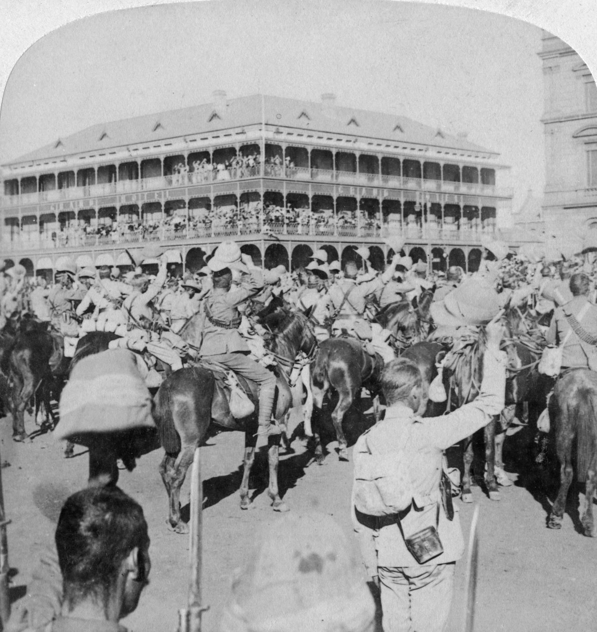 Feltmarskalk Lord Roberts og stab som heier på dronningen, Pretoria, Sør-Afrika, 5. juni 1900. av Underwood and Underwood