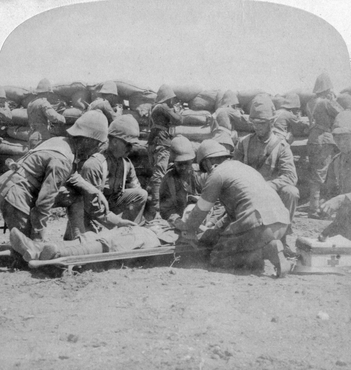 Førstehjelp til en såret fusilier, Honey Nest Kloof Battle, Boer War, Sør-Afrika, februar 1900. av Underwood and Underwood
