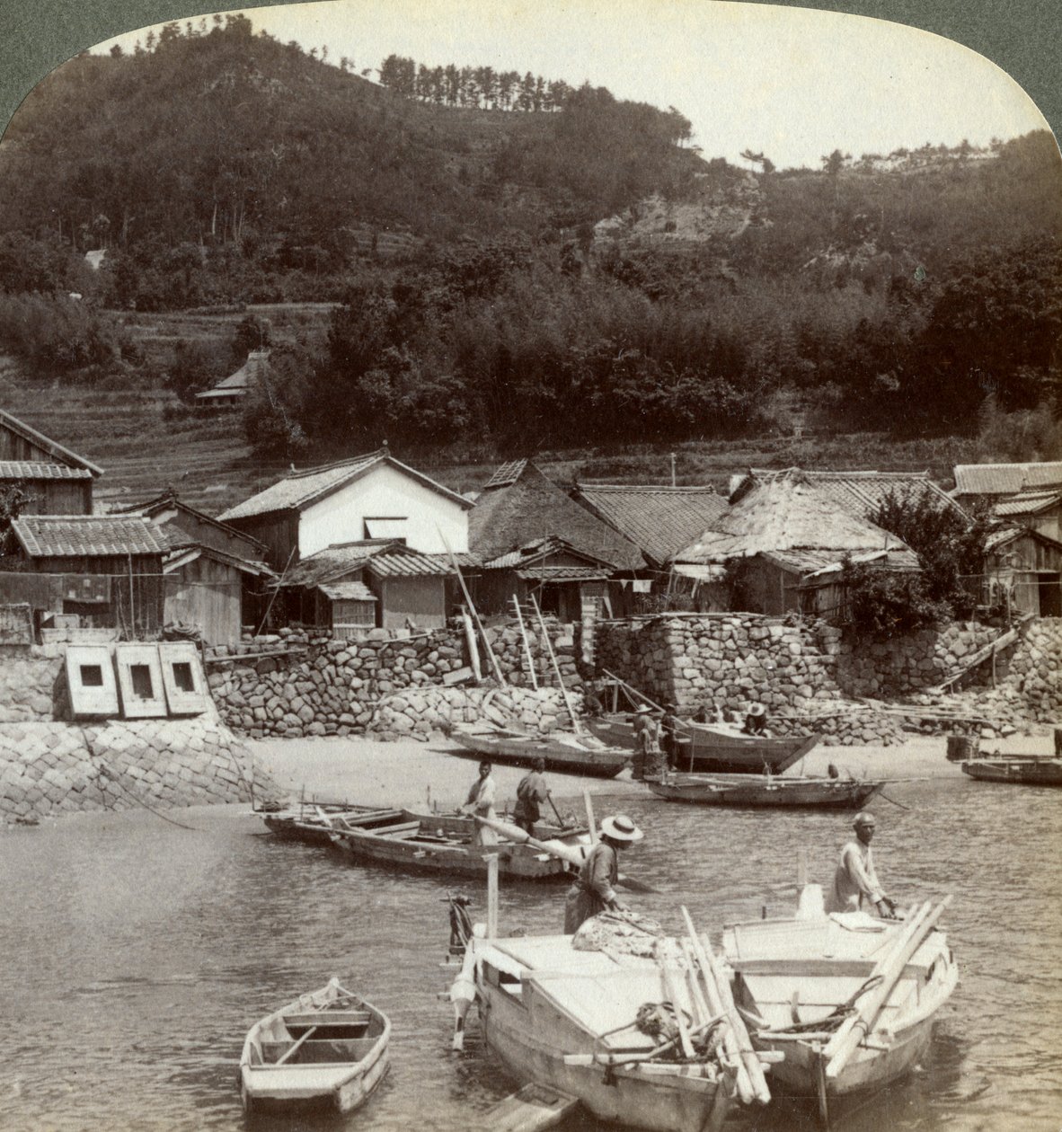 Fiskerlandsbyen Obatake ved Innsjøen, ser nordover til de terrasserte rismarkene, Japan, 1904 av Underwood and Underwood