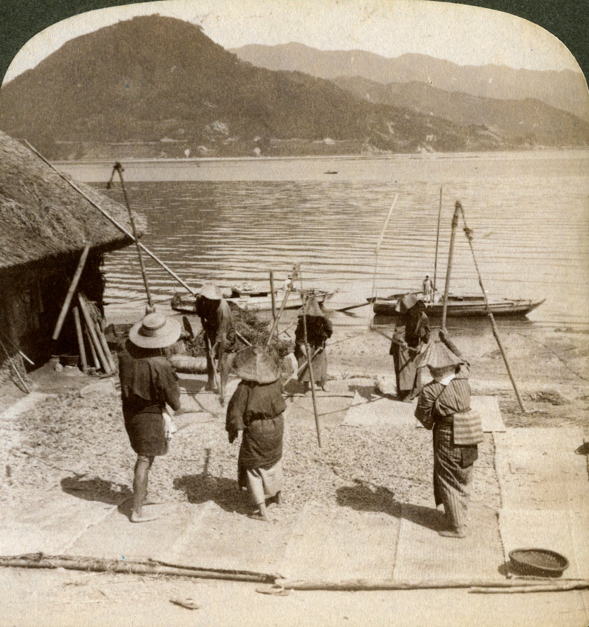 Flagrende bygg ved en fiskestrand ved Innsjøen, Japan, 1904. av Underwood and Underwood