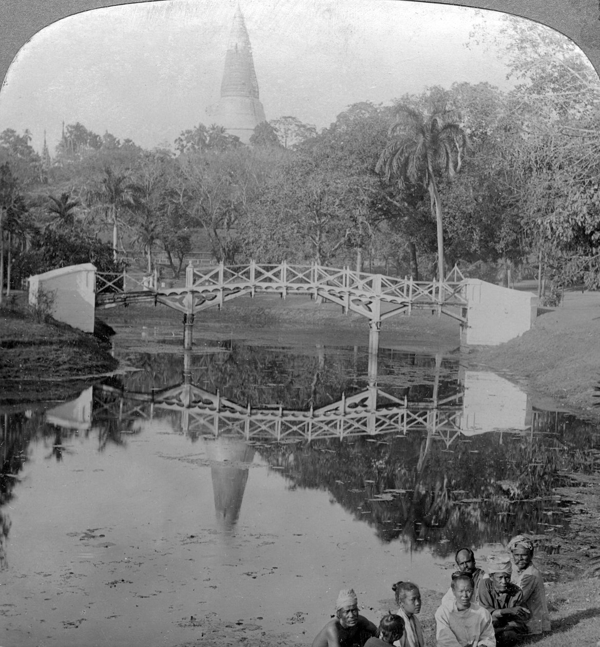 Festningshager og Shwedagon-pagoden, Rangoon, Burma, ca. 1900-tallet. av Underwood and Underwood