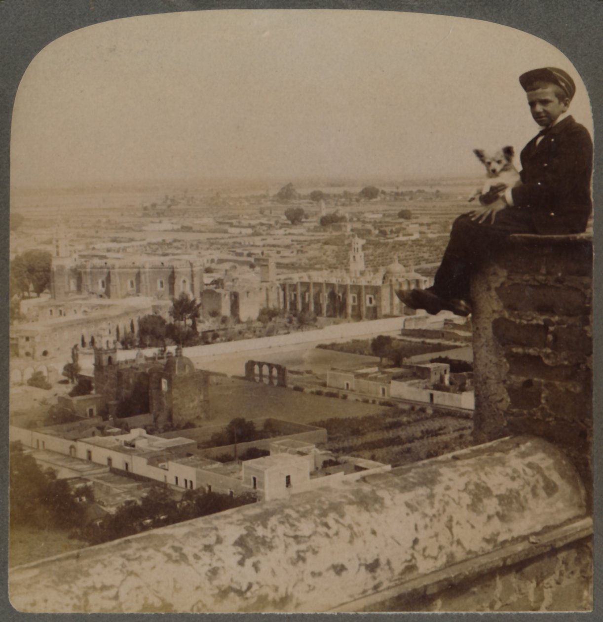 Fra San Francisco-katedralen, på den største aztekiske pyramiden, med utsikt over Cholula, Mexico, 1901. av Underwood and Underwood