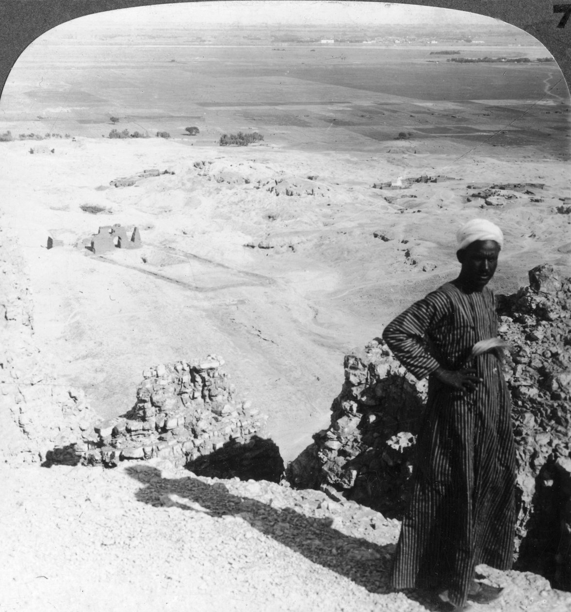 Fra de høye klippene ved Der-el-Bahri over sletten til Luxor, Theben, Egypt, 1905. av Underwood and Underwood