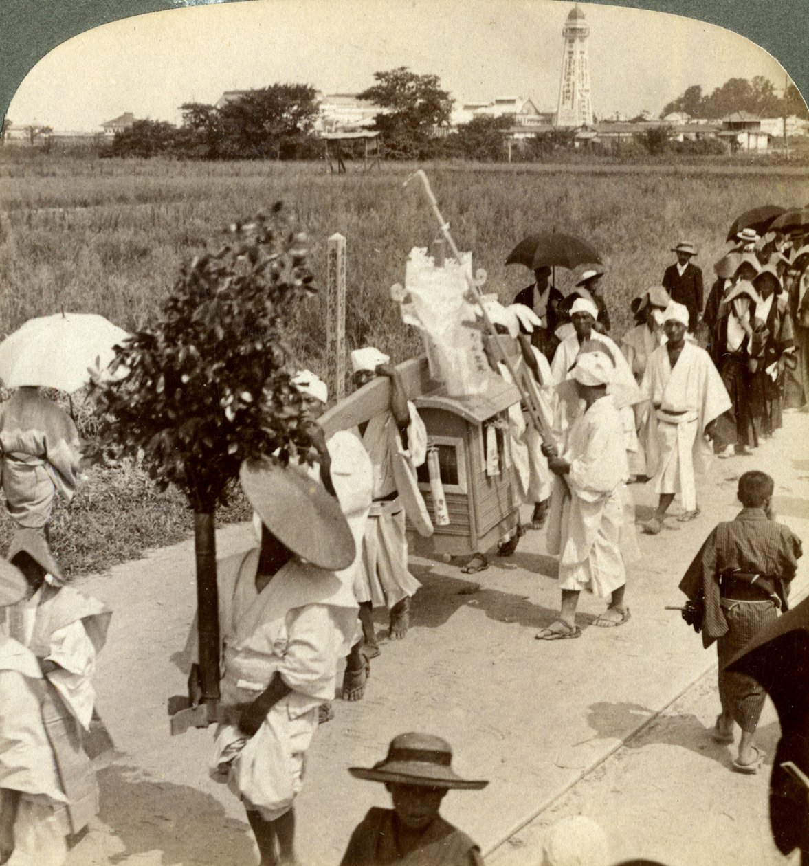 Begravelsesprosesjon av en rik buddhist, på veien til Sakai, ser mot Osaka, Japan, 1904. av Underwood and Underwood