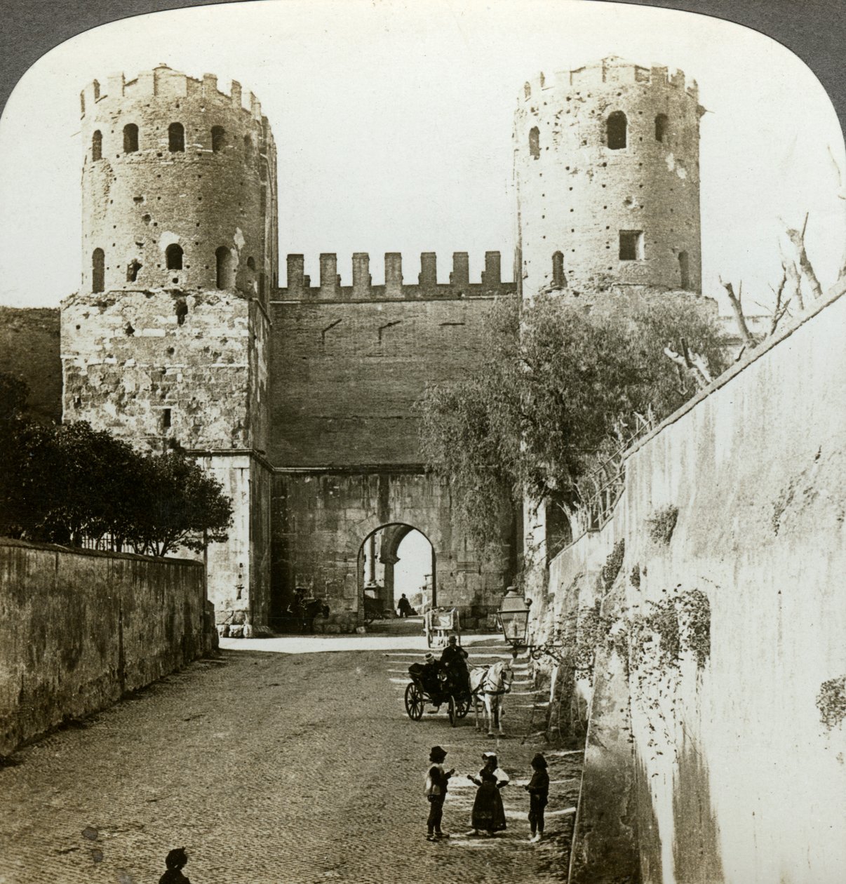 Porten til St Sebastian i Aurelian Wall, Roma, Italia. av Underwood and Underwood