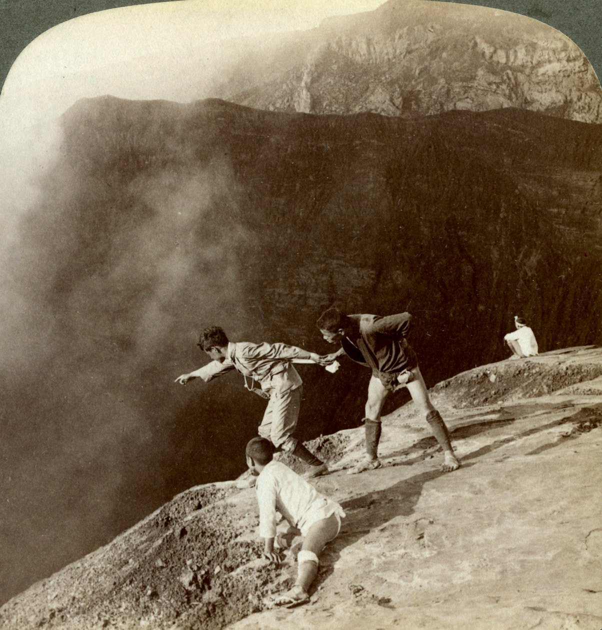 Gir gjennom svovelholdige damper inn i kraterdypet, Aso-San, Japan, 1904 av Underwood and Underwood
