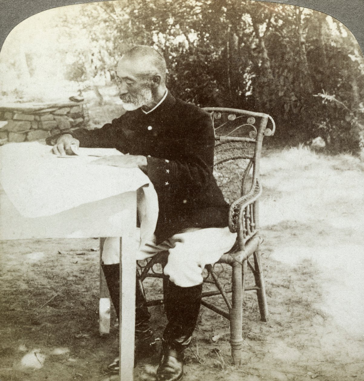General Nogi ved det japanske hovedkvarteret, Port Arthur, Manchuria, c1904-1905. av Underwood and Underwood