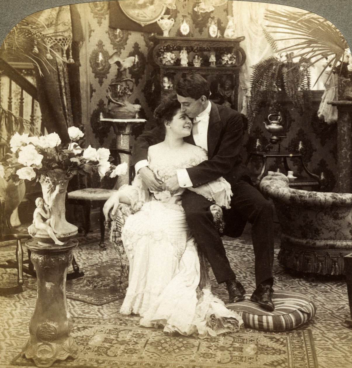 George beundrer Ethels vakre hudfarge. av Underwood and Underwood