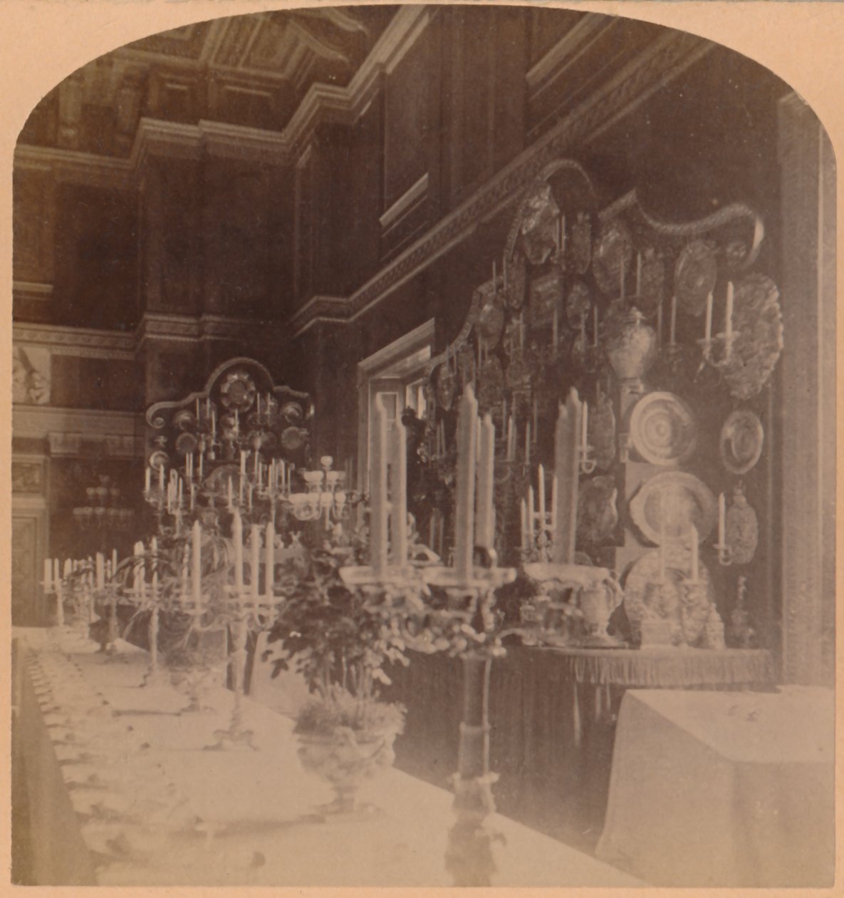 Gullplate brukt av kongefamilien, Supper Room, Windsor Castle, England, 1900. av Underwood and Underwood