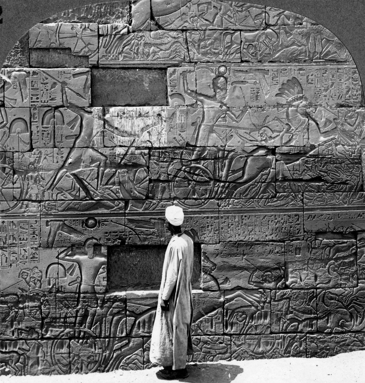 Store krigsrelieffer skulpturert i veggen ved Karnak-tempelet, Theben, Egypt, 1905. av Underwood and Underwood