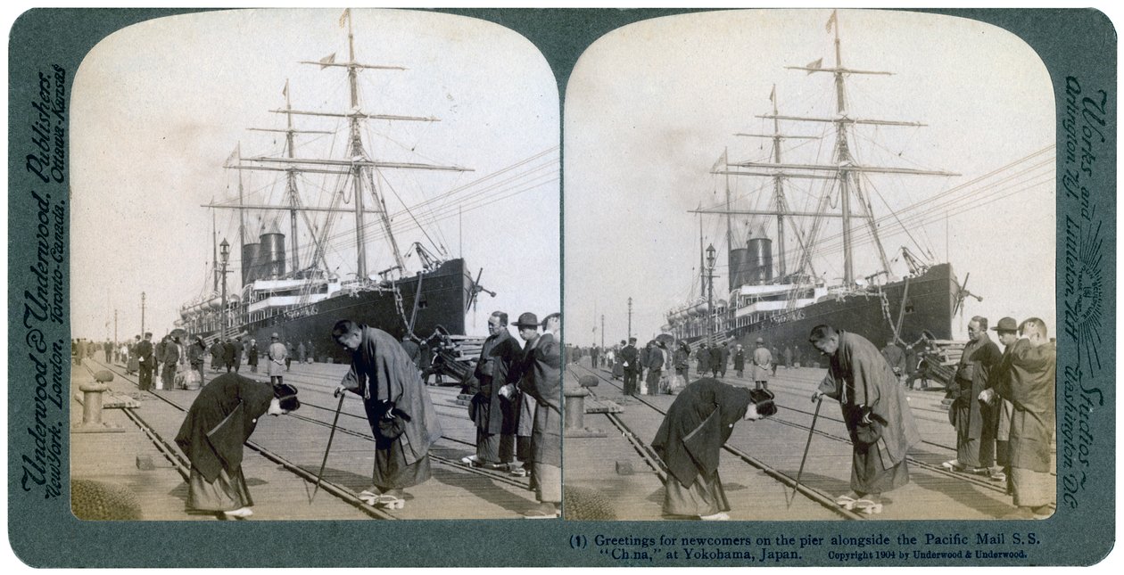 Hilsen til nykommere på brygga ved siden av Pacific Mail SS China, Yokohama, Japan, 1904. av Underwood and Underwood