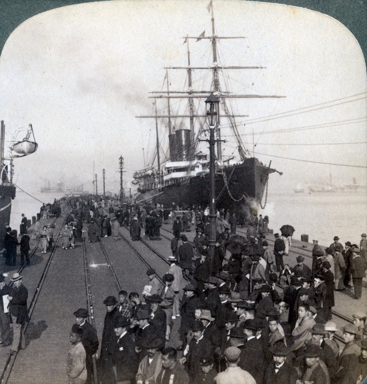 Hilsen nykommere på brygga ved siden av Pacific Mail SS China, i Yokohama, Japan, 1904. av Underwood and Underwood