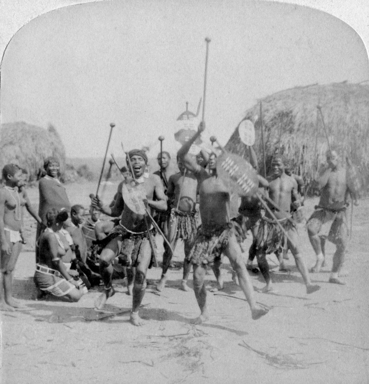 Heroic sports of the Kraal, en zulu krigsdans, Zululand, Sør-Afrika, 1901 av Underwood and Underwood
