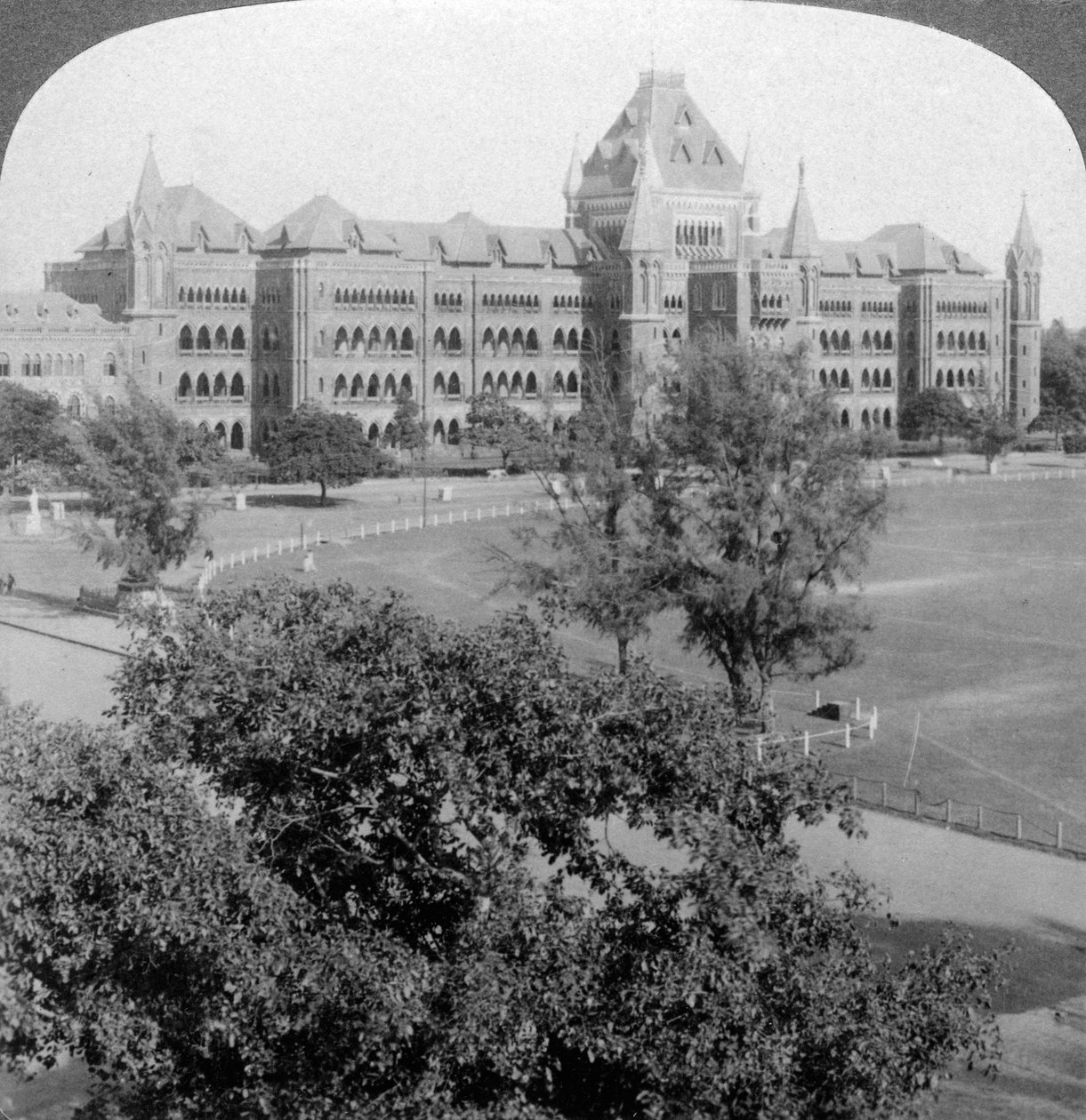 Høyesterett og nordenden av Rotten Row, Bombay, India, 1903. av Underwood and Underwood