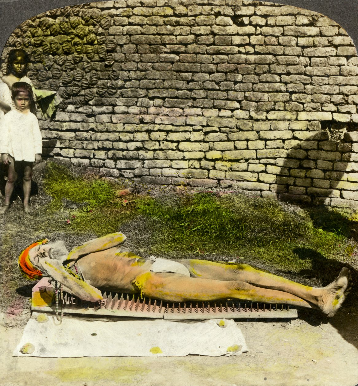Hinduisk hengiven på en seng av negler nær helligdommen i Kali, Calcutta, India, tidlig på 1900-tallet av Underwood and Underwood
