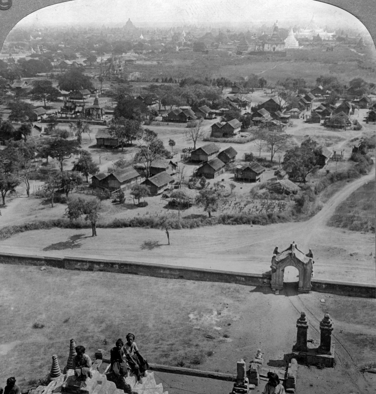 Folkets hjem, fra taket av den gamle Guadapalin-pagoden, Pagan, Burma, c1900-tallet av Underwood and Underwood