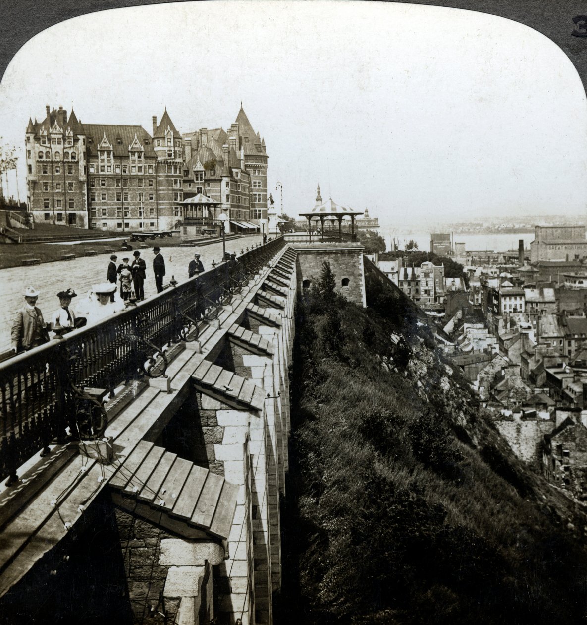 Hotel Chateau Frontenac og Dufferin Terrace, Quebec, Canada. av Underwood and Underwood