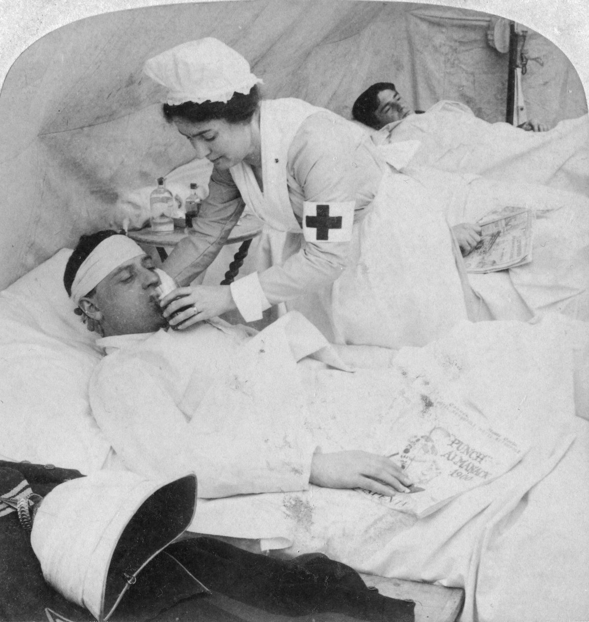 På et britisk feltsykehus ved Tugela-elven, Sør-Afrika, 2. boerkrig, 1900. av Underwood and Underwood