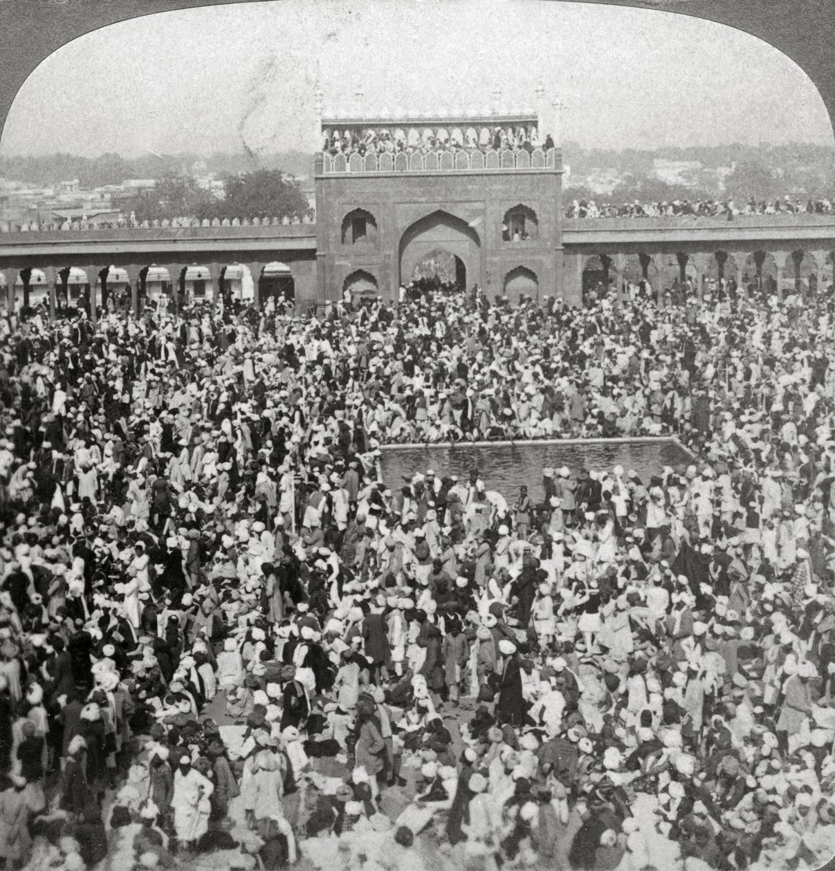 I domstolen til Jumma-moskeen, Delhi, India, 1903. av Underwood and Underwood