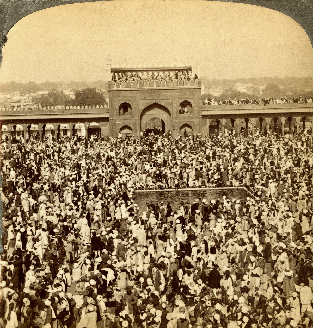I domstolen til Jumma-moskeen under den årlige fasten, Delhi, India. av Underwood and Underwood
