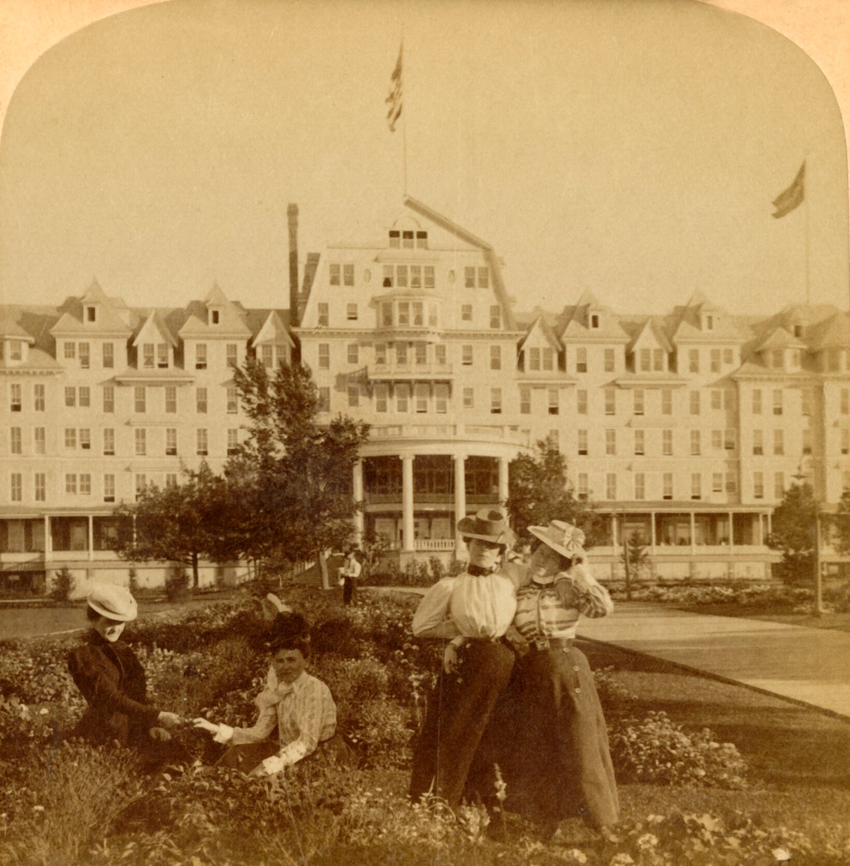 På den vakre eiendommen til Frontenac Hotel, Round Island, Thousand Islands, 1900. av Underwood and Underwood